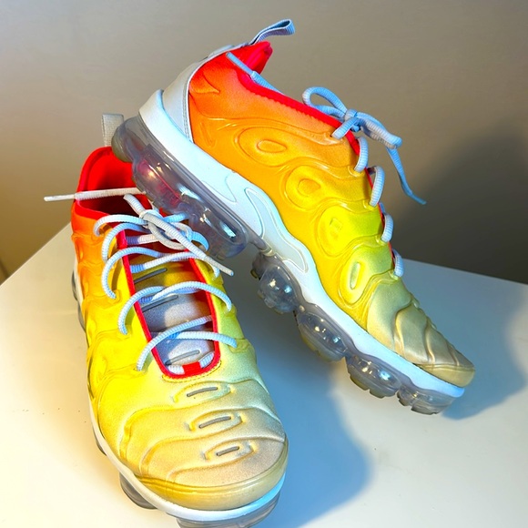 THE WOMEN'S AIR VAPORMAX PLUS SNEAKERS SIZE 11 - Picture 4 of 8